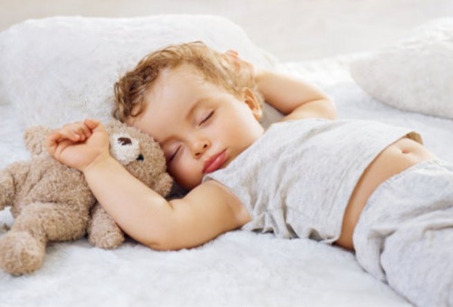 Скільки має спати дитина в 10 місяців, норма сну десятимісячної дитини