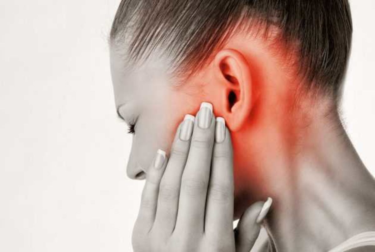 Чому з'являється шишка за вухом